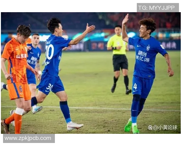 武汉三镇强强对决展现顶级足球魅力 两队激烈较量为球迷带来精彩视觉盛宴 武汉三镇强强对决展现顶级足球魅力 两队激烈较量为球迷带来精彩视觉盛宴